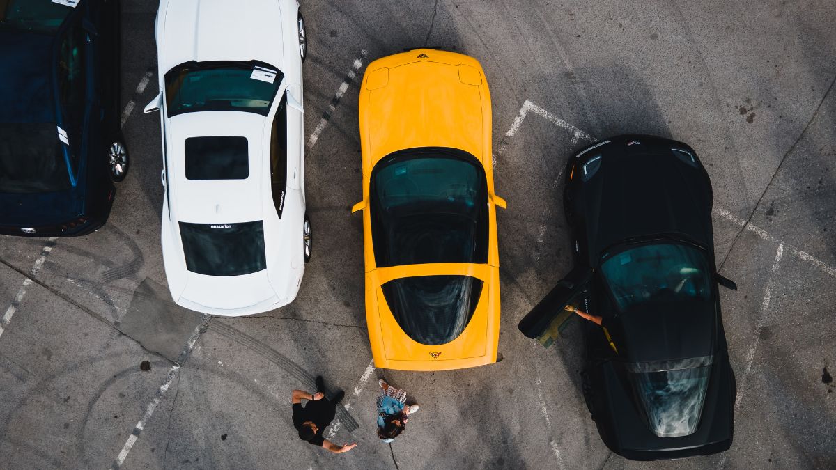 wysoki road tax w Wielkiej Brytanii Foto: samochody na parkingu