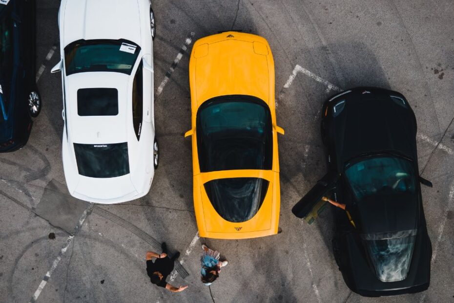 najwyższa stawka podatku za pierwszy rok rejestracji Foto: samochody na parkingu