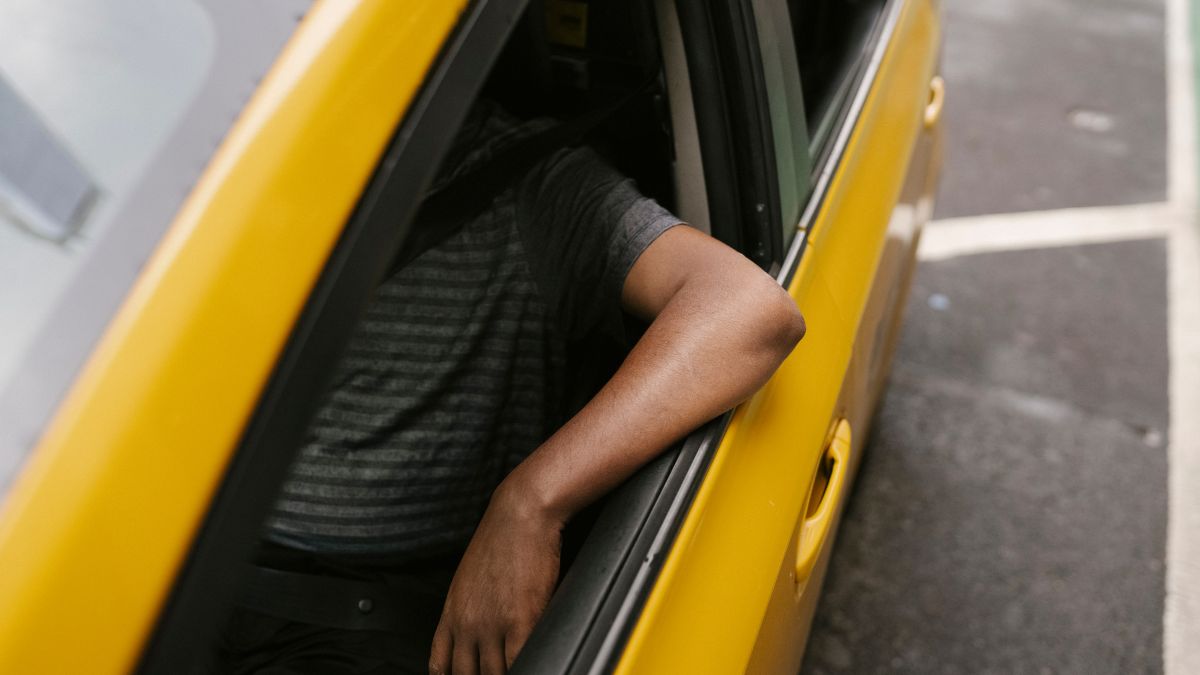 utrata prawa jazdy za spanie w samochodzie Foto: mężczyzna w samochodzie
