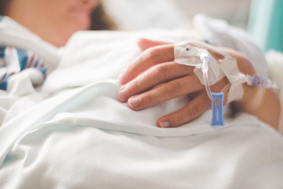 Tragiczna śmierć po przedawkowaniu paracetamolu Foto: kobieta w szpitalu