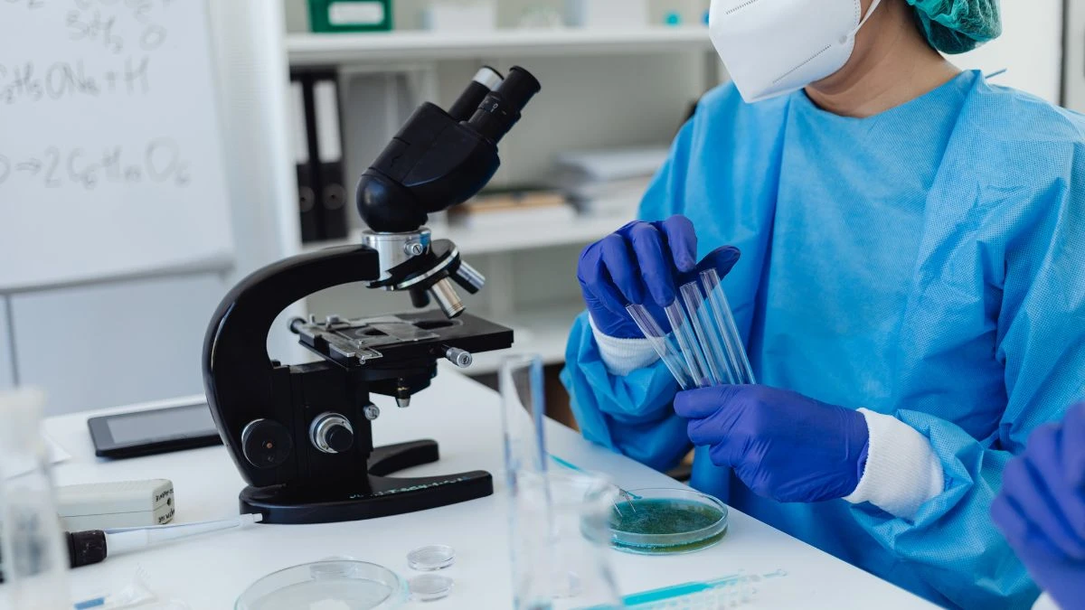 NHS wprowadza nowe testy wykrywania raka jelita Foto: laboratorium medyczne