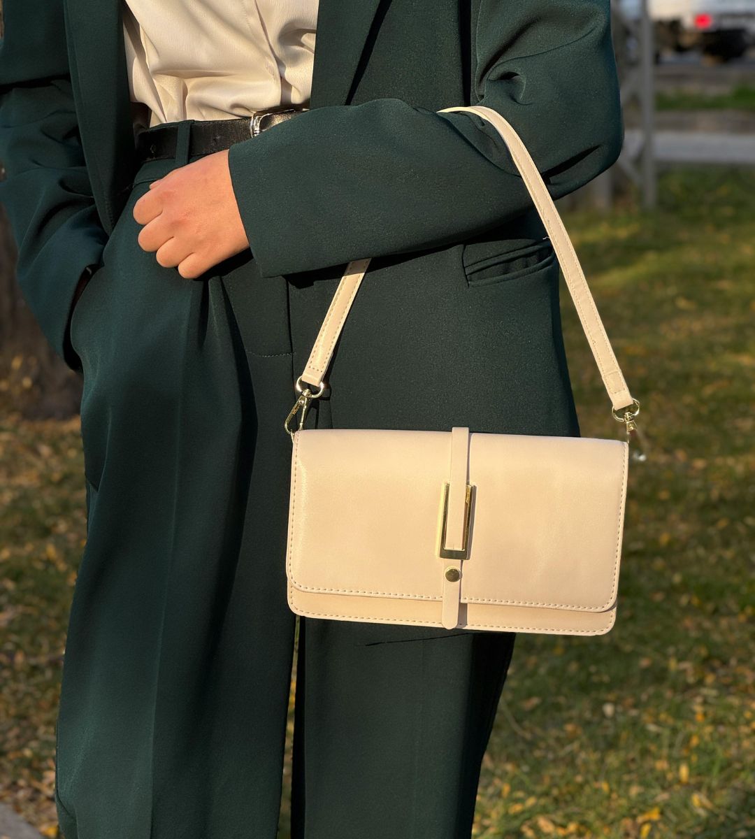 ten fason torebki postarza Foto: damska torebka