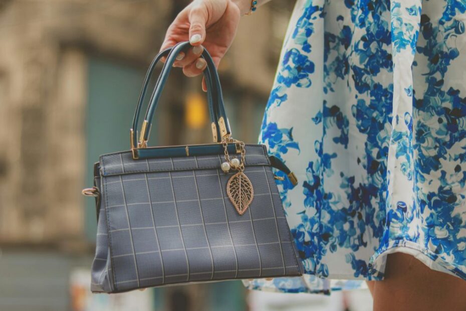 ten fason torebki postarza Foto: damska torebka