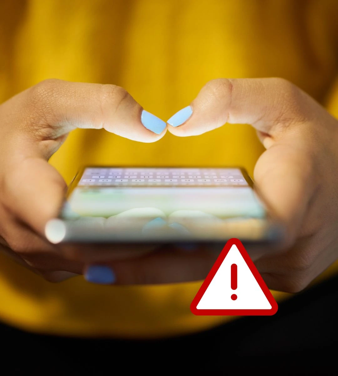 Nowe oszustwo na WhatsAppie Foto: użytkownik korzysta z telefonu