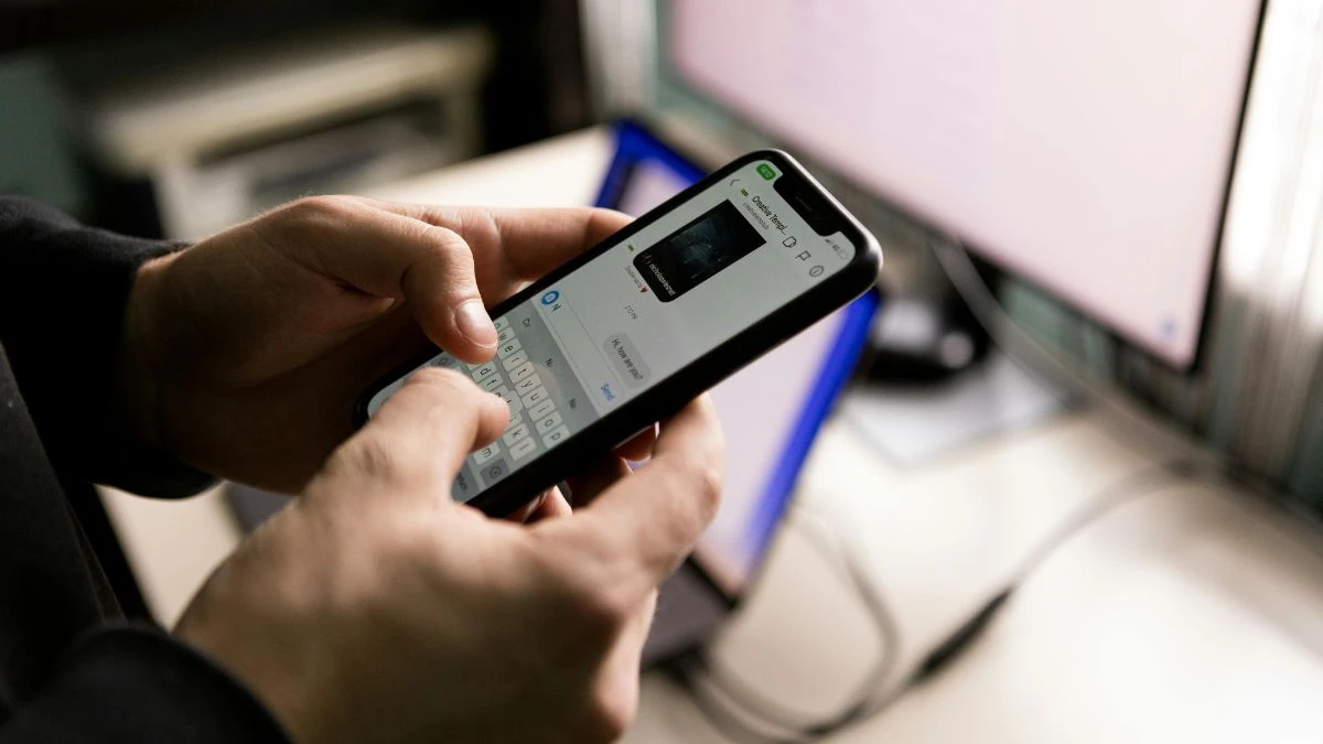 Nowe oszustwo na WhatsAppie Foto: telefon w dłoni