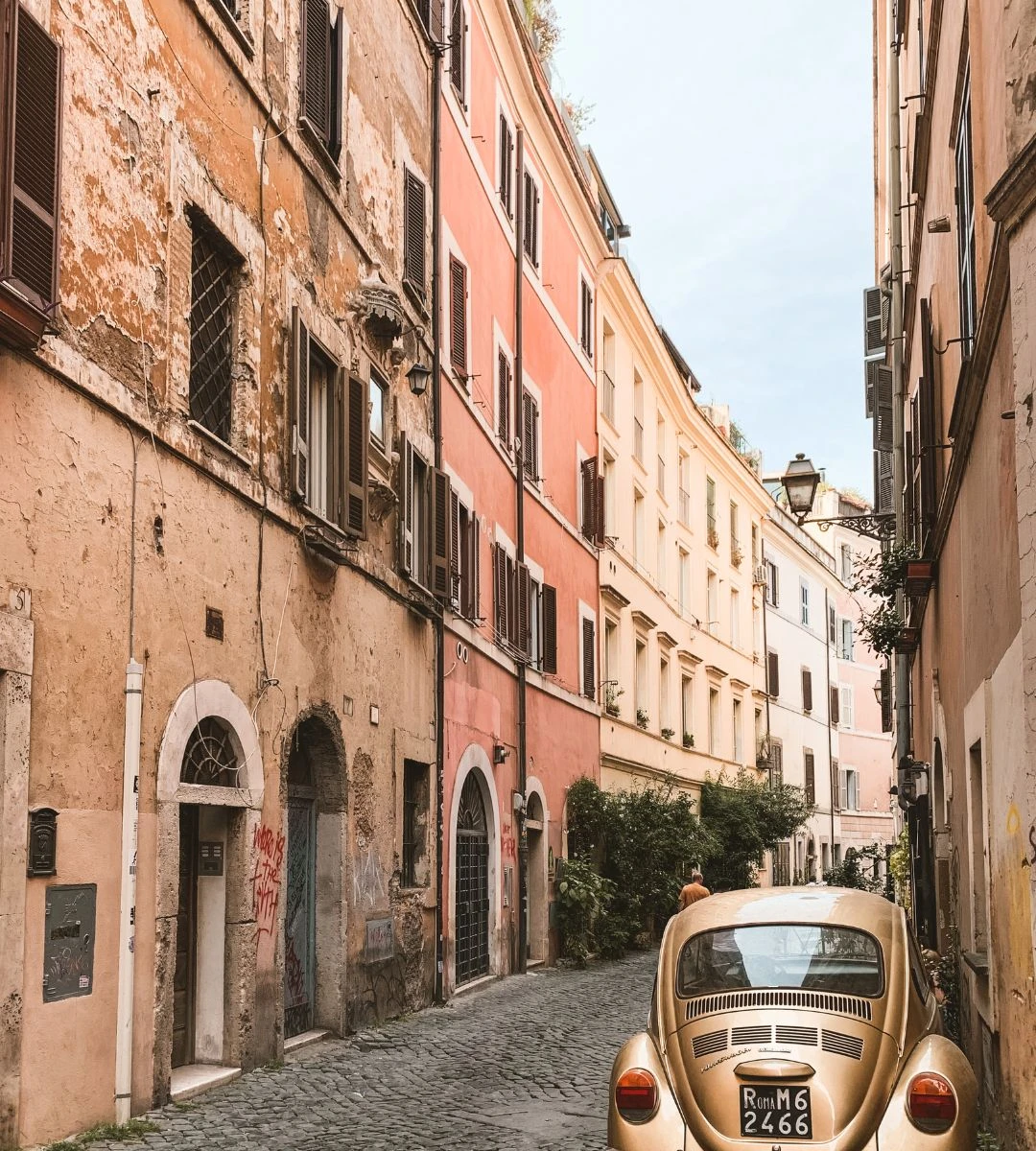 Te włoskie miasta trzeba zwiedzać pieszo Foto: Wąska włoska uliczka