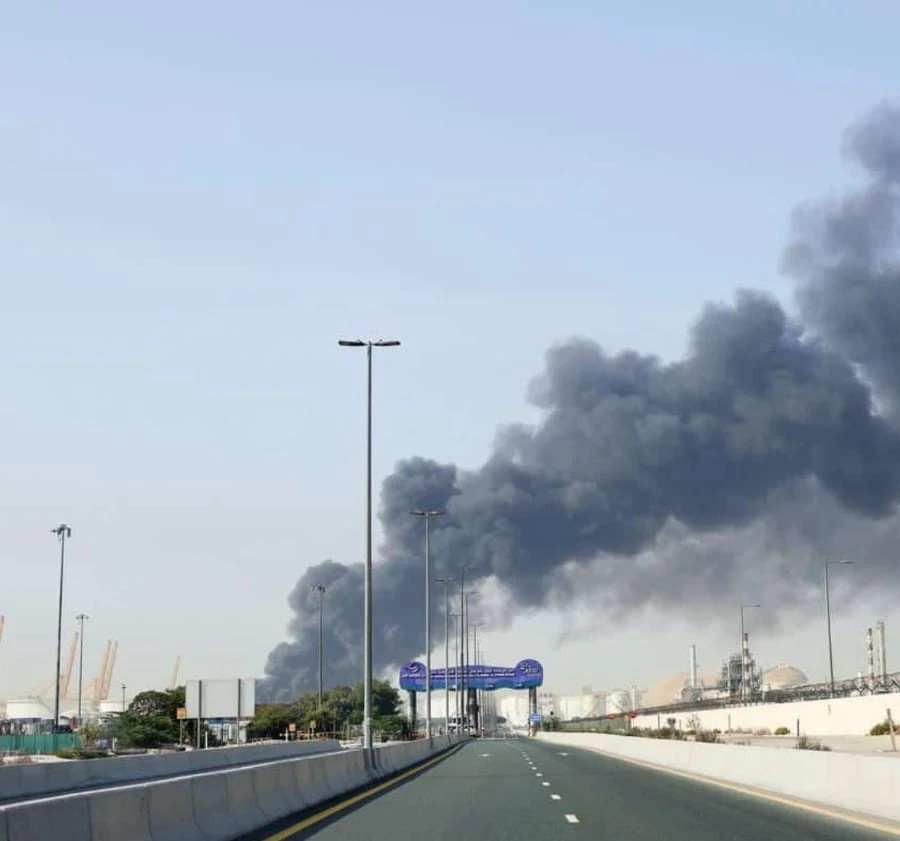 Płomienie i dym w pobliżu Międzynarodowego Portu Lotniczego w Dubaju