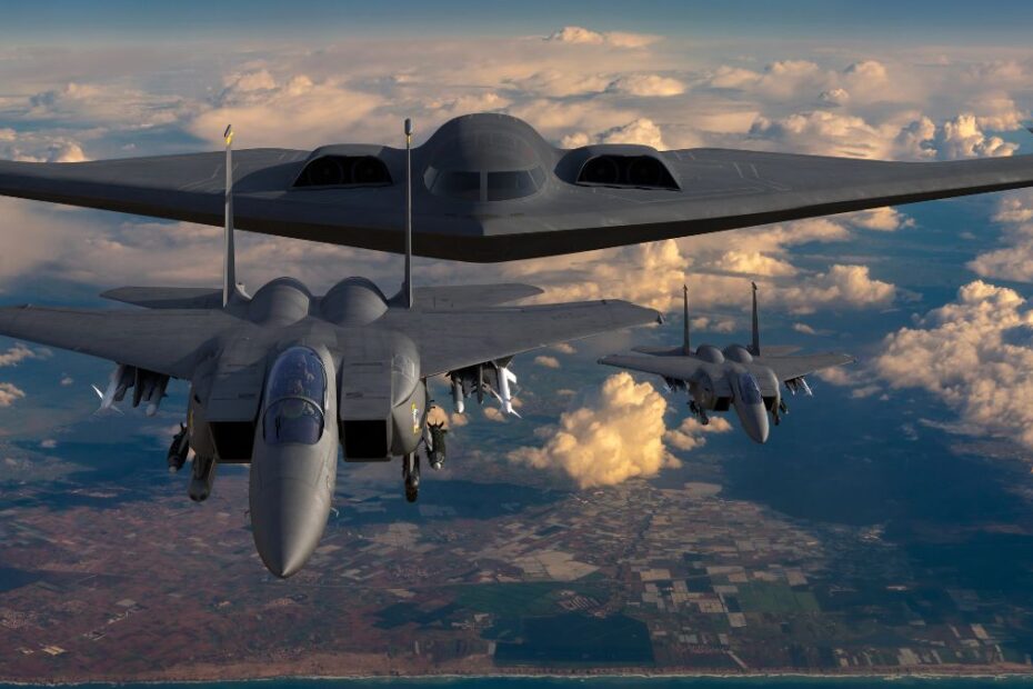 Bombowiec B-2 Spirit w eskorcie myśliwców F-15. Fot. Depositphotos"