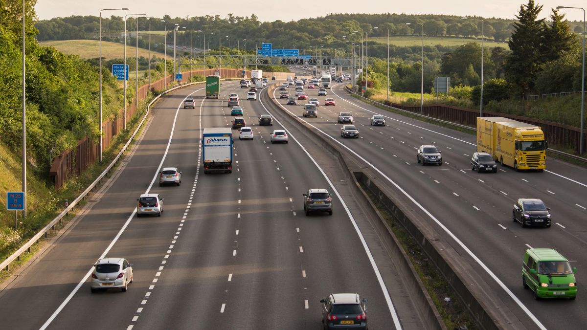 Mandat na autostradzie w Wielkiej Brytanii. Na zdjęciu: Widok na autostrade w Wielkiej Brytanii. Zdjęcie ilustracyjne