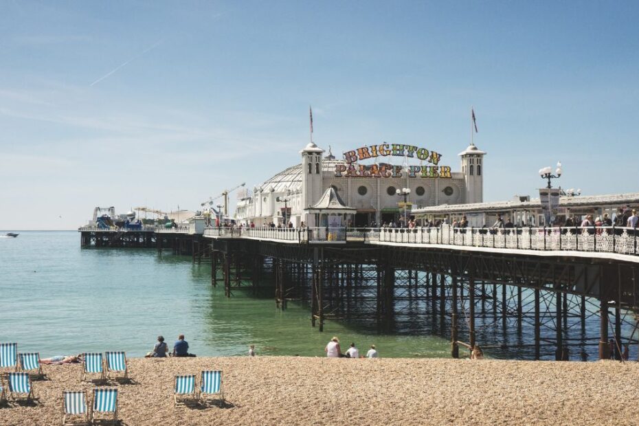 koszty życia w Wielkiej Brytanii Foto: plaża i molo w Brighton