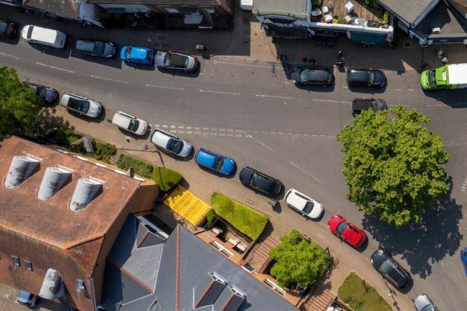 Podwyżka podatku drogowego od 1 kwietnia Foto: samochody zaparkowane na ulicy