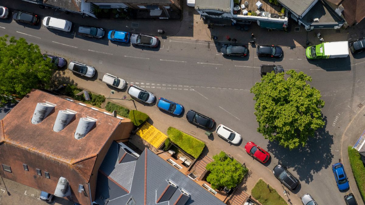 Podwyżka podatku drogowego od 1 kwietnia Foto: samochody zaparkowane na ulicy