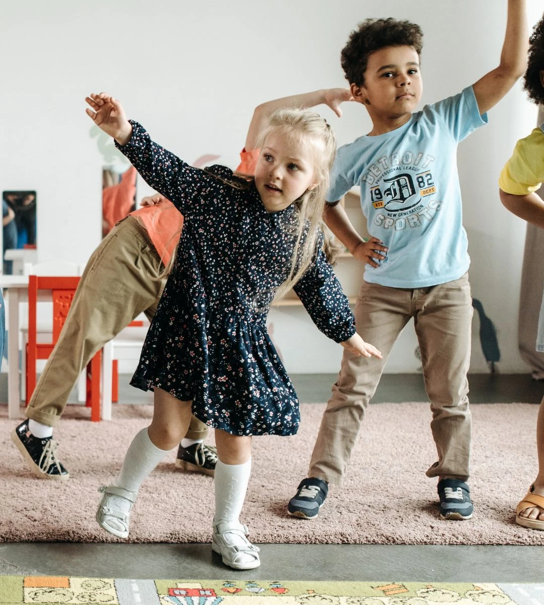 wyniki z raportu „Good Childhood” Foto: dzieci podczas zajęć ruchowych w szkole