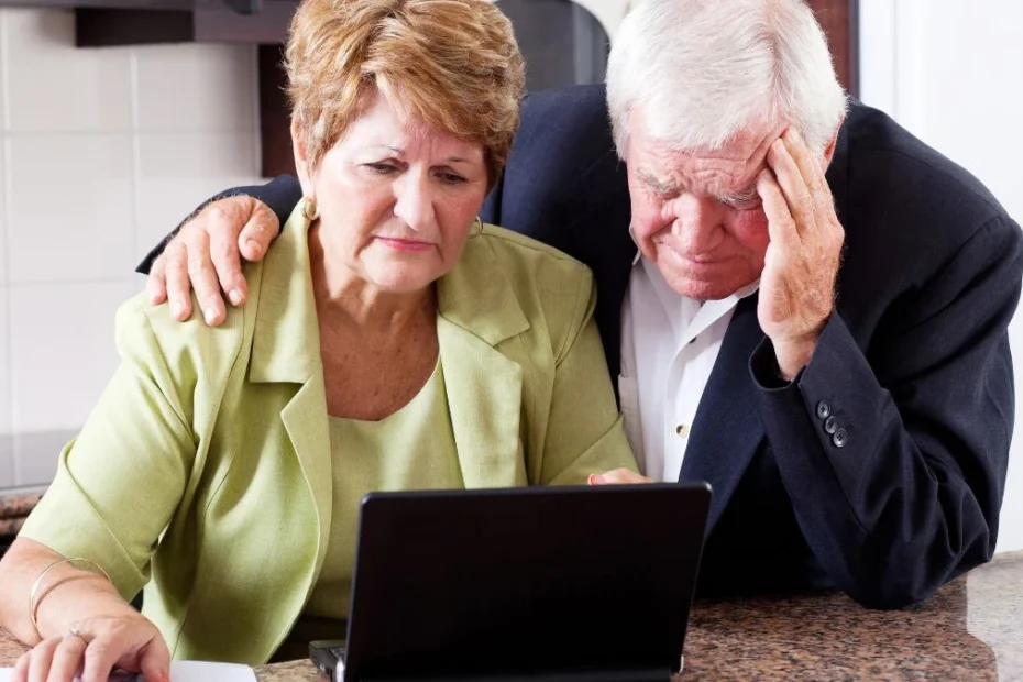 Tysiące emerytów tracą 10.000 funtów Foto: zmartwieni emeryci