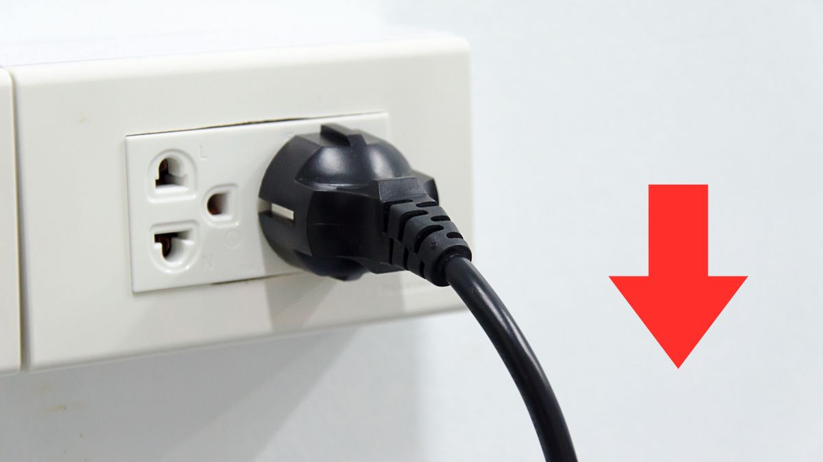 Nowe taryfy prądu i gazu 2026 Foto: wtyczka w kontakcie, czerwona strzałka w dół