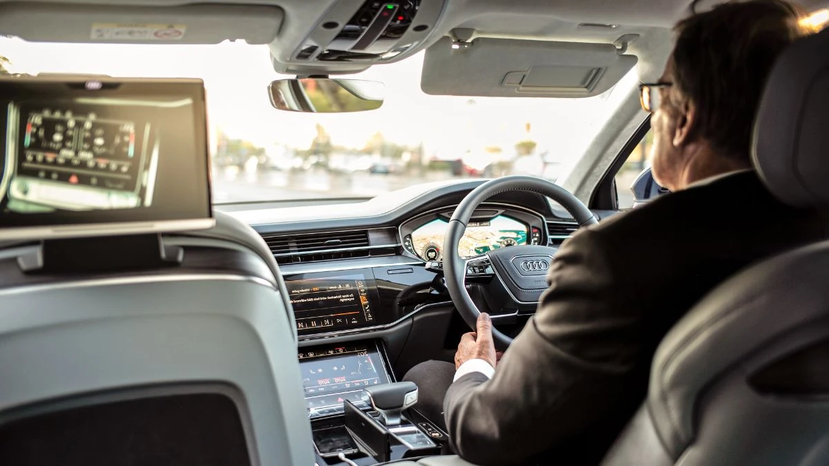 Jak ma działać system „pay-per-mile” Foto: kierowca siedzący w samochodzie