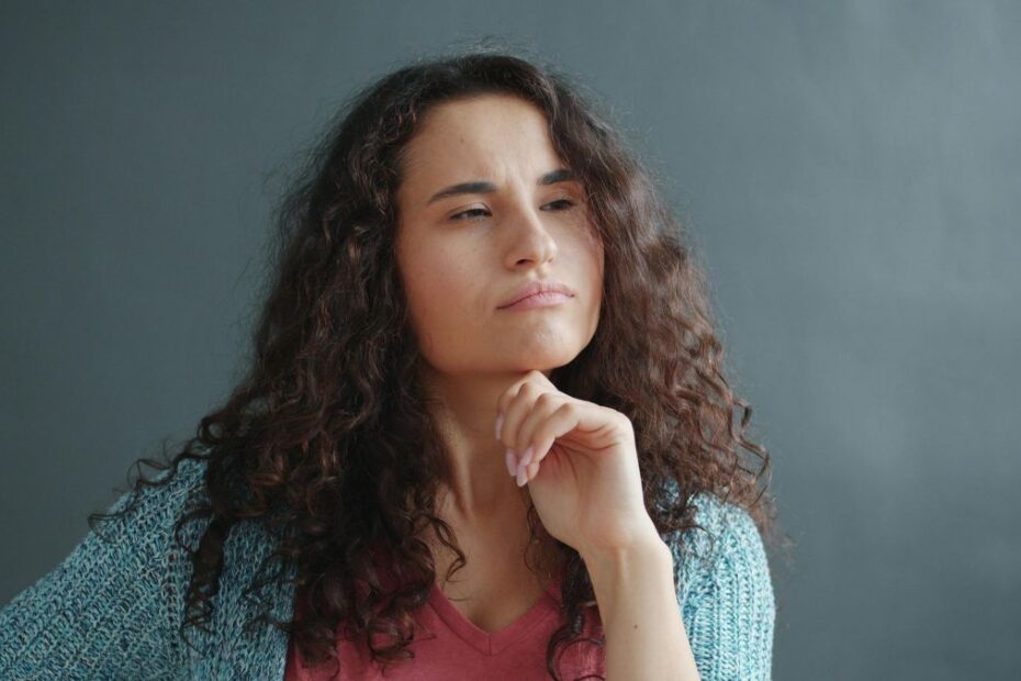 nawyki które świadczą o wysokiej inteligencji Foto: zamyślona kobieta