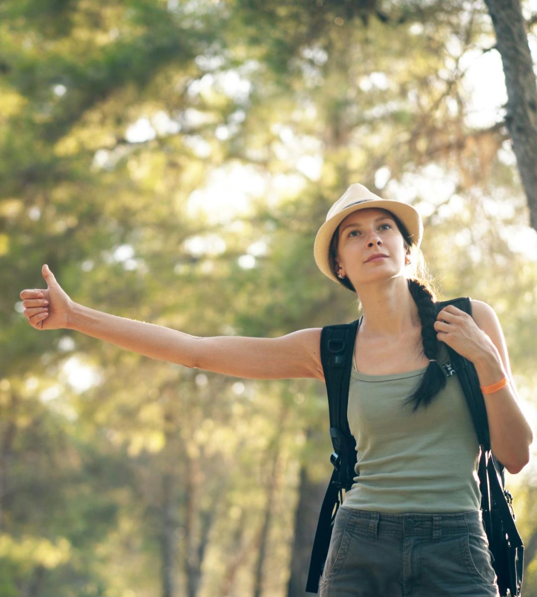 Najlepsze kraje dla kobiet podróżujących solo w 2026 Foto: kobieta podróżująca autostopem