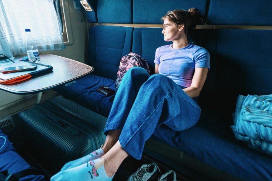 Najlepsze kraje dla kobiet podróżujących solo w 2026 Foto: kobieta w pociągu