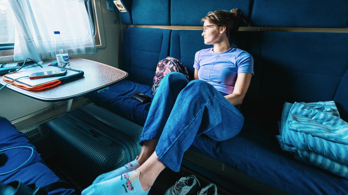 Najlepsze kraje dla kobiet podróżujących solo w 2026 Foto: kobieta w pociągu