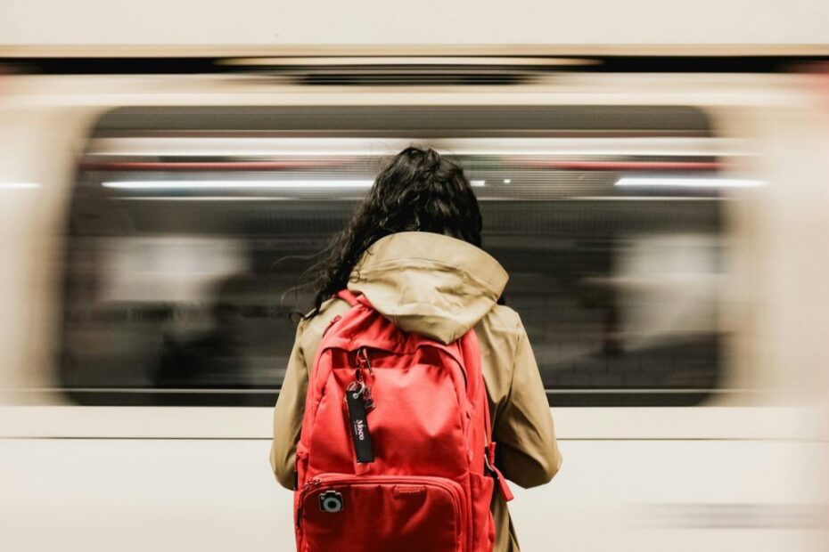 Na czym polega bilet SailRail Foto: Kobieta z plecakiem