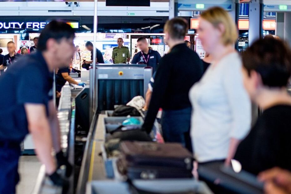 Chciał pokazać widzom kontrolę na polskim lotnisku. Szybko pożałował