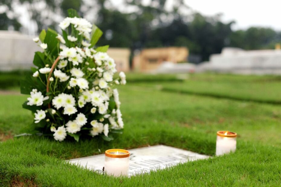 Szkocja legalizuje kremację wodną Foto: płyta nagrobna i kwiaty na cmentarzu