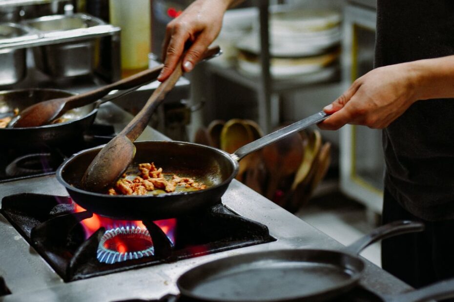 w tych sektorach w UK brakuje pracowników Foto: pracownik kuchni