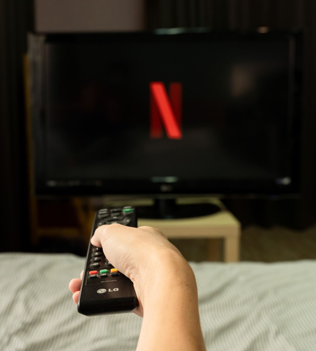 serial o upadku księcia Andrzeja Foto: osoba włączająca pilotem Netflix