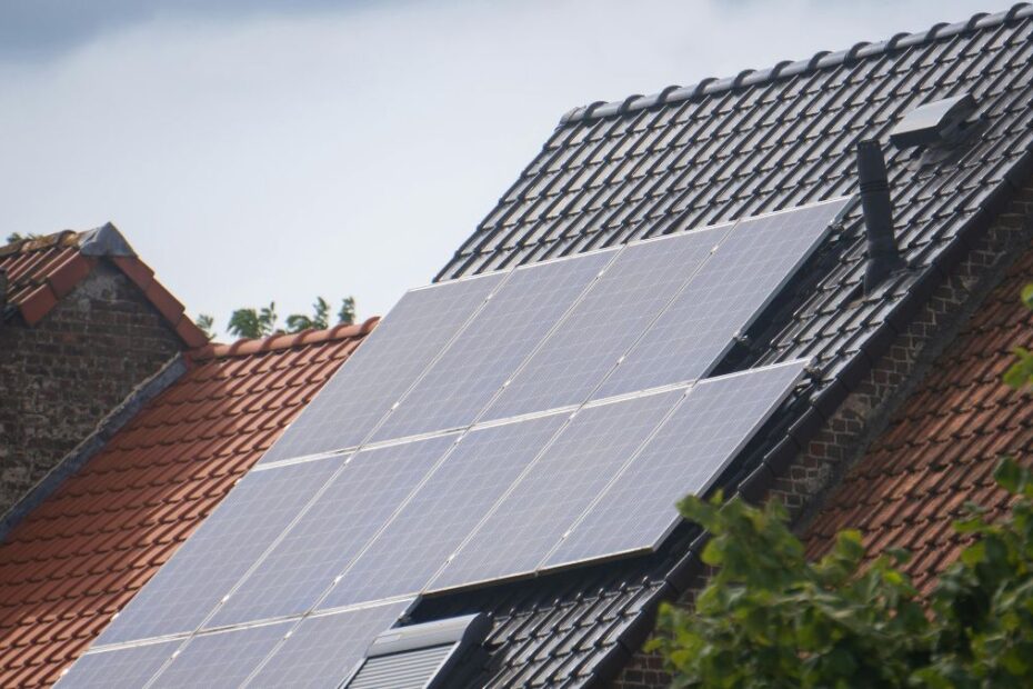 Nowy standard: dom bez gazu Foto: panele fotowoltaiczne na dachu