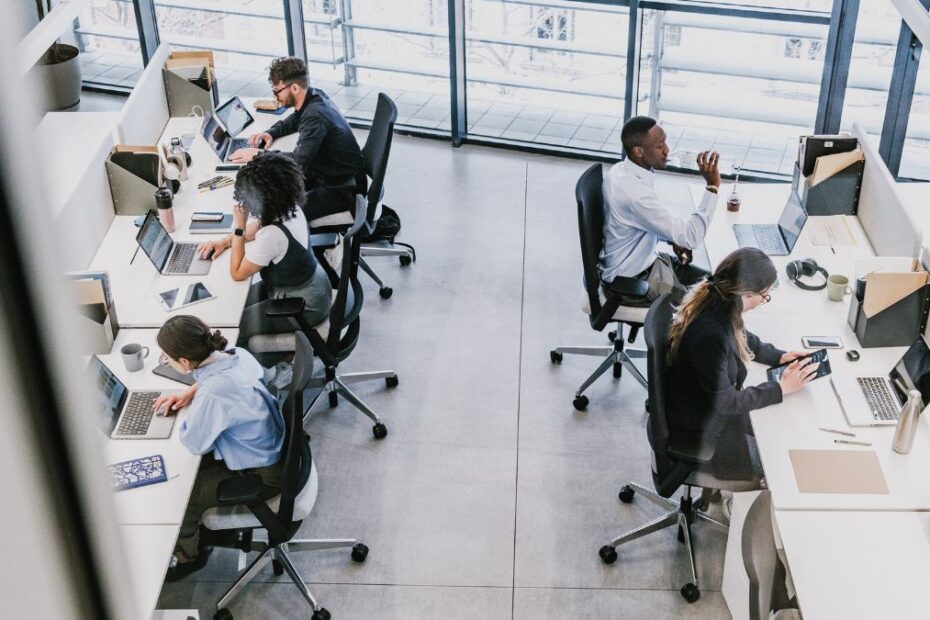 Zarobki w Wielkiej Brytanii 2026 Foto: pracownicy biurowi przy komputerach