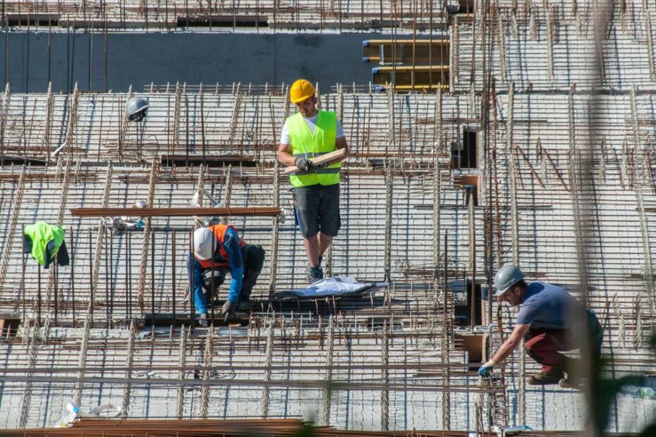 Branże w UK które pilnie szukają pracowników Foto: pracownicy budowlani na budowie