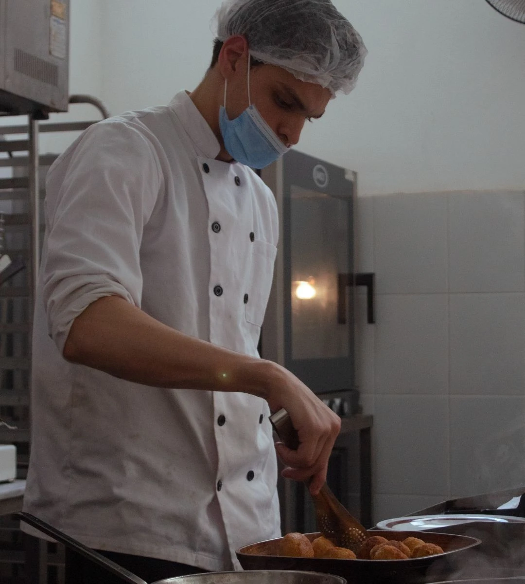 w tych sektorach w UK brakuje pracowników Foto: pracownik kuchni