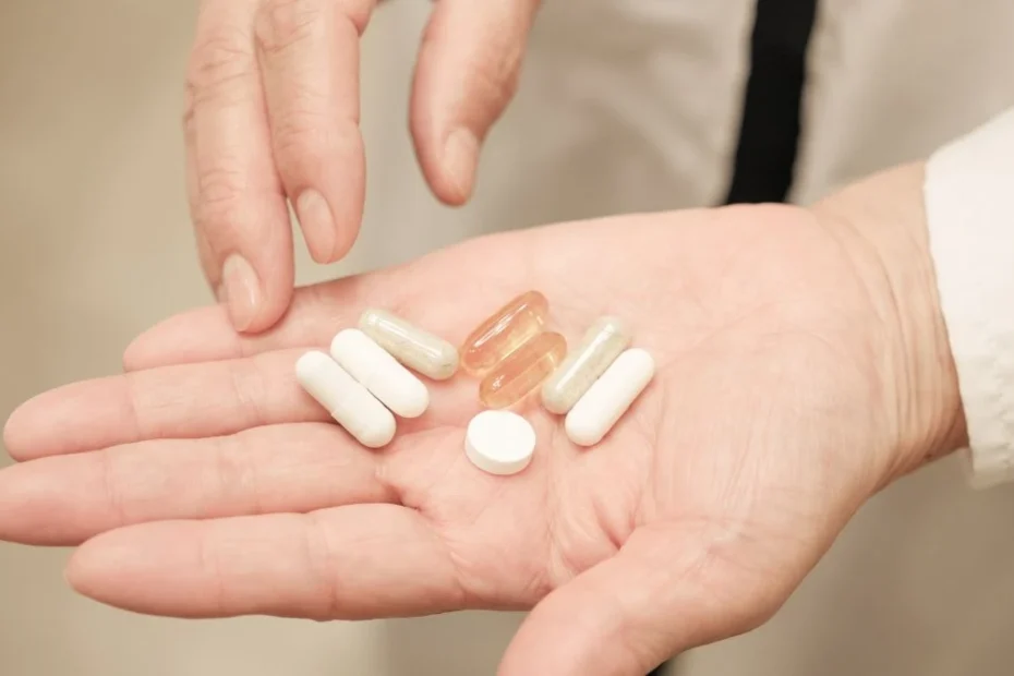 Moda na probiotyki Foto: Kapsułki suplementu na dłoni