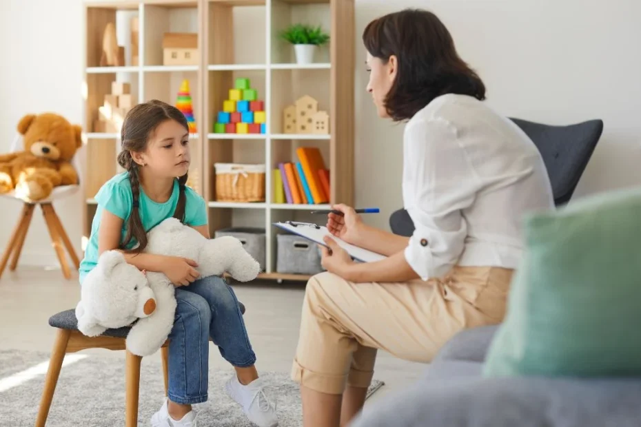wyniki z raportu „Good Childhood” Foto: Psycholog przeprowadzająca rozmowę z dzieckiem