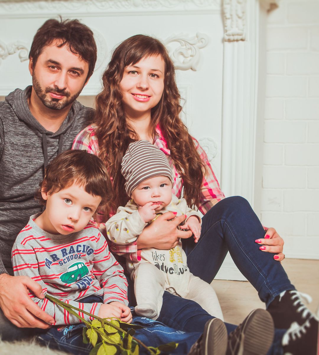 Setki funtów więcej dla rodzin z najbiedniejszych dzielnic Foto: rodzice z dwójką dzieci