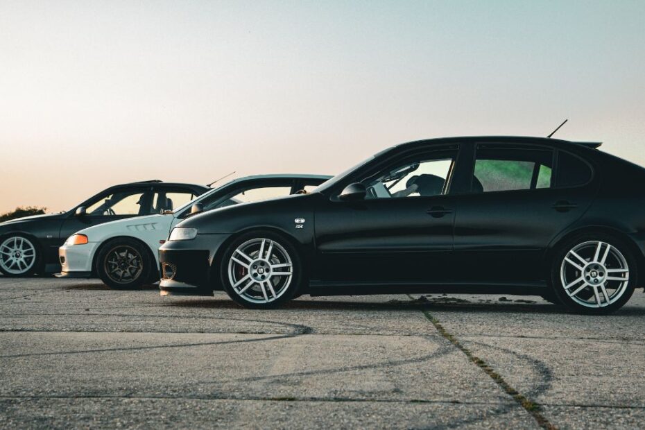 Nowe stawki podatku VED od kwietnia 2026 Foto: samochody na parkingu