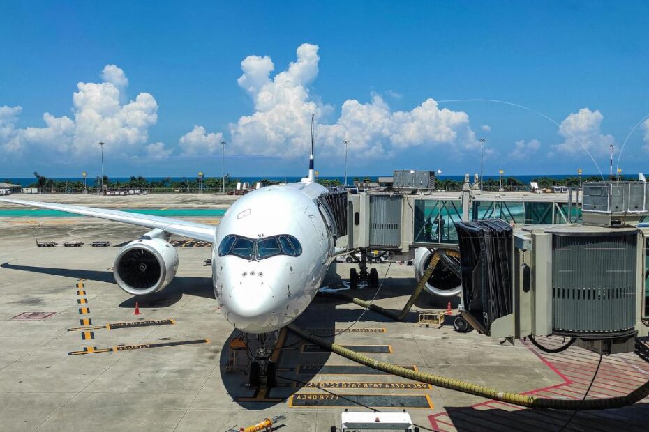 Brytyjska linia lotnicza ogłasza upadłość Foto: samolot na lotnisku