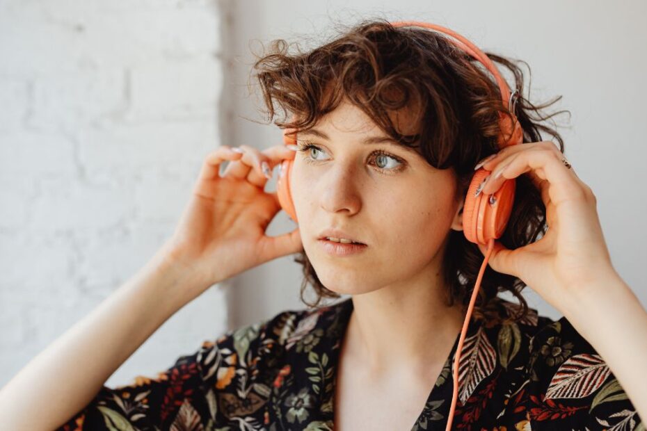 Przewodowe słuchawki znów podbijają świat Foto: kobieta w słuchawkach przewodowych