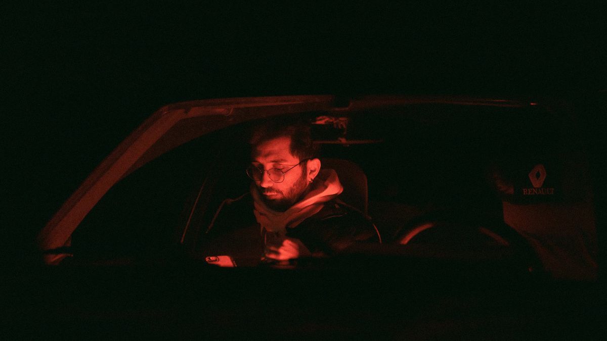 Mandat za spanie w samochodzie Foto: mężczyzna nocą w samochodzie