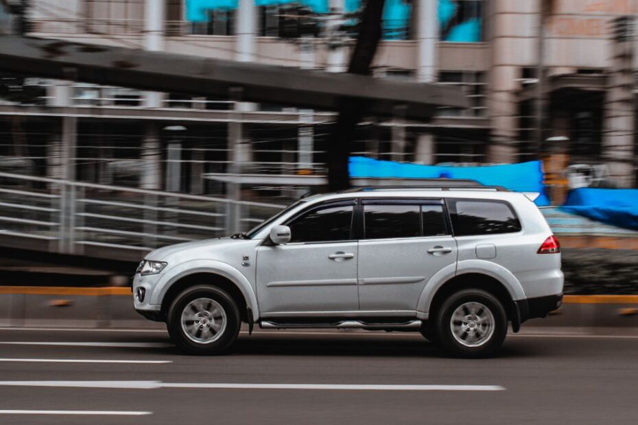 Nowe opłaty dla samochodów typu SUV Foto: samochód typu suv na ulicy