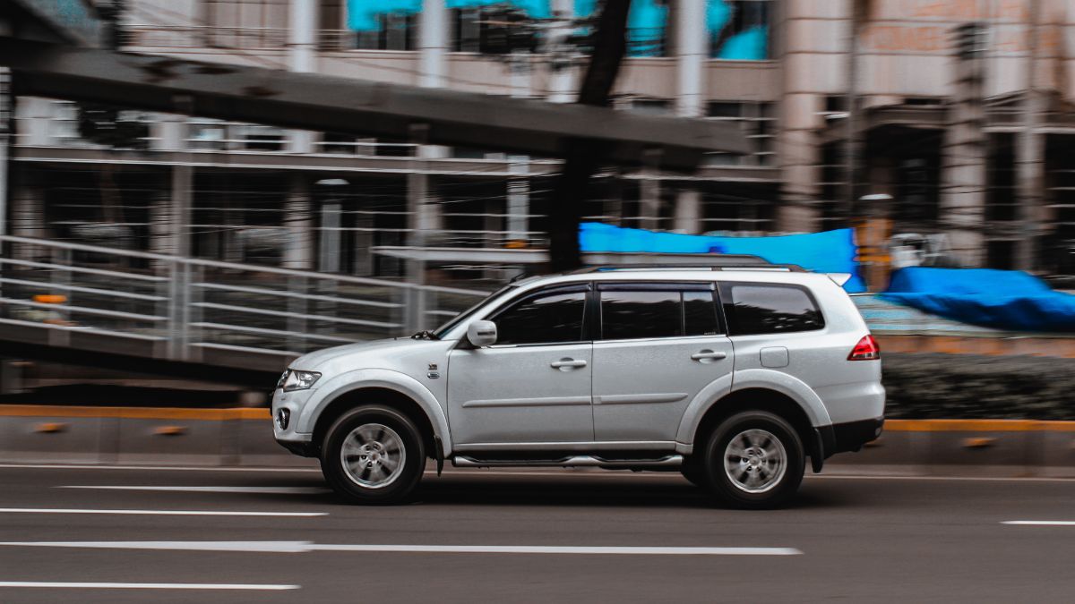 Nowe opłaty dla samochodów typu SUV Foto: samochód typu suv na ulicy