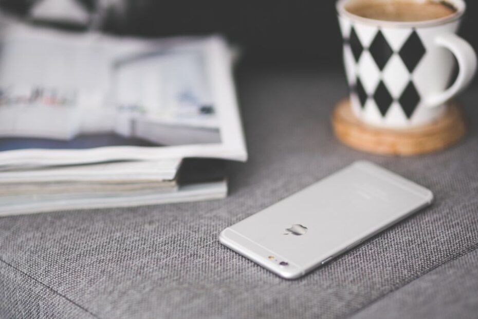 Obowiązkowa weryfikacja wieku Foto: telefon iphone, książka i kubek