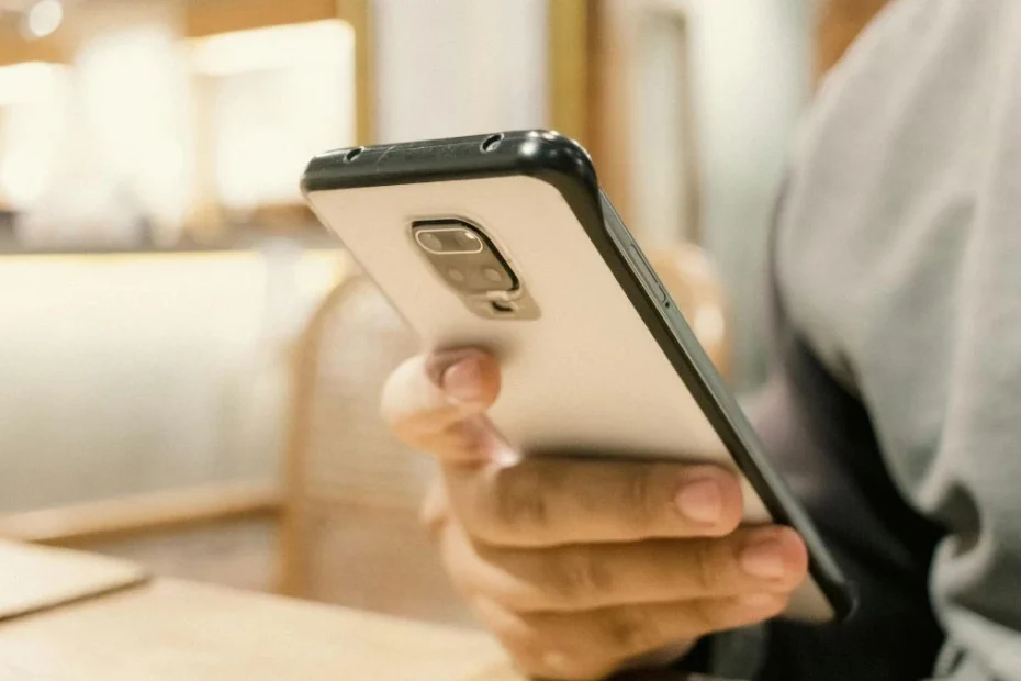 smartfony mają ukrytą funkcję która pomaga znaleźć kleszcze Foto: telefon komórkowy w dłoni