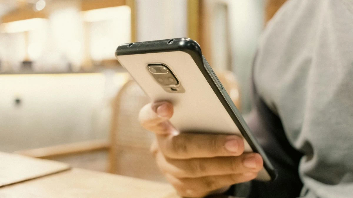 jak działa oszustwo na BLIKa Foto: telefon komórkowy w ręce