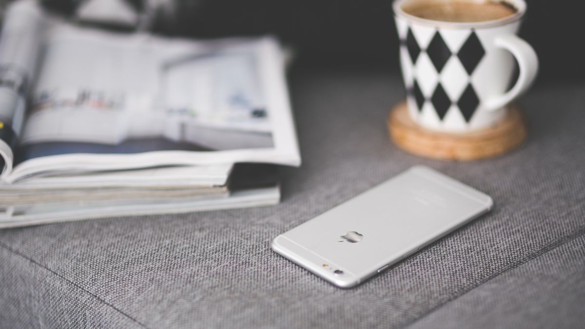 Obowiązkowa weryfikacja wieku Foto: telefon iphone, książka i kubek