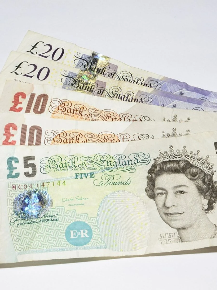 Najważniejsze zmiany w Wielkiej Brytanii od kwietnia 2026 Foto: Banknoty funtów 