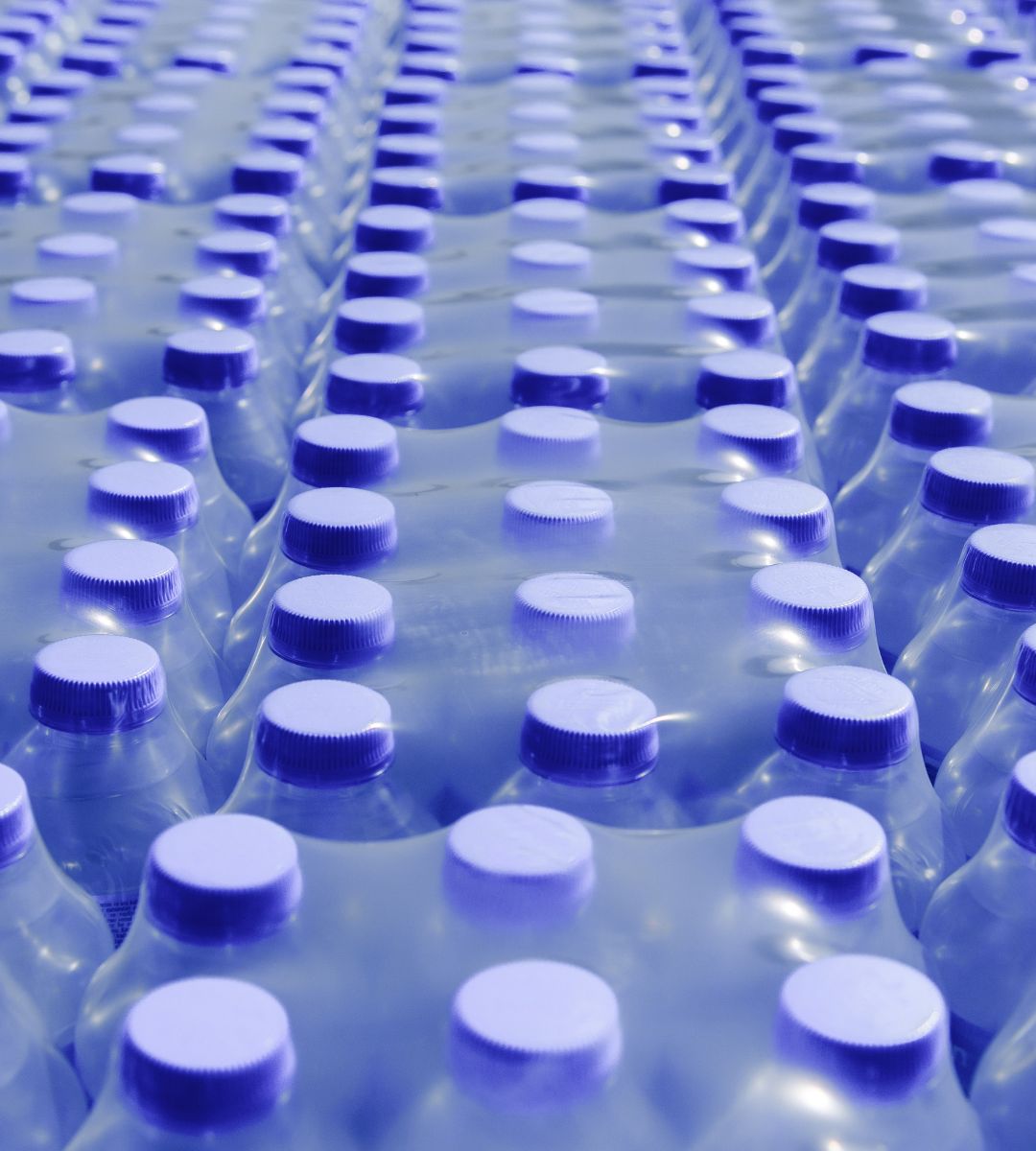 Czy w Wielkiej Brytanii może zabraknąć jedzenia Foto: zgrzewki wody 