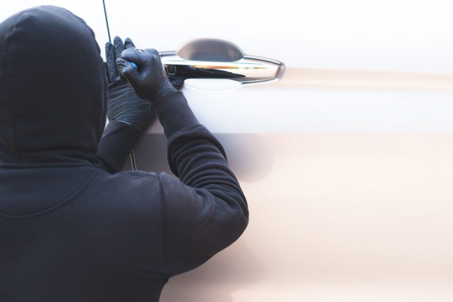 miasta i dzielnice w UK z najwyższą przestępczością Foto: zamaskowany złodziej próbuje włamać się do samochodu