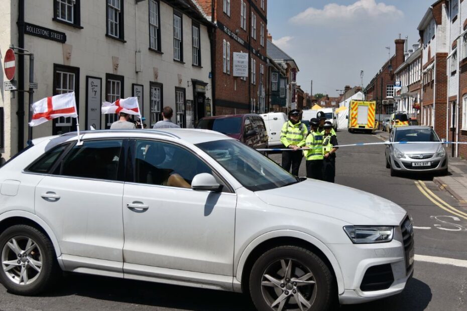 W Anglii co miesiąc dzieci giną od ciosów nożem. Nowy raport ujawnia skalę zjawiska. Zdjęcie ilustracyjne: Kordon brytyjskiej policji po zbrodni. Fot. Depositphotos